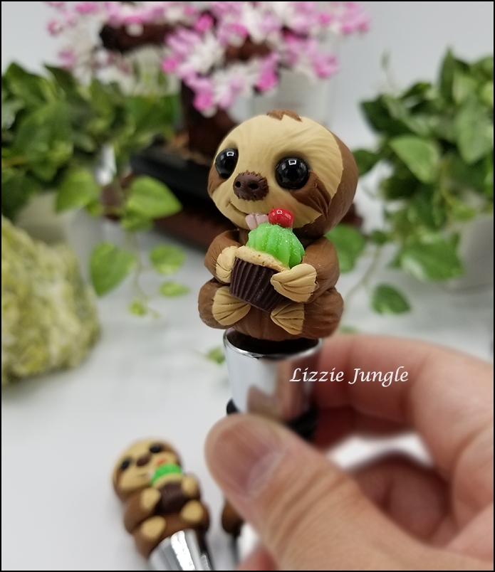 Sloth Holding Muffin Wine Stopper