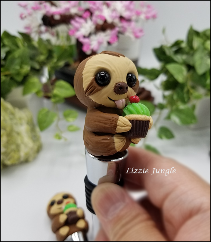 Sloth Holding Muffin Wine Stopper