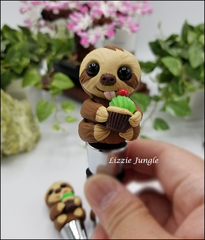 Sloth Holding Muffin Wine Stopper